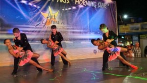 Танцьорите от Ксани денс с купи и медали от Утринна