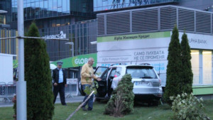 Джип помете пешеходци пред мола на Цариградско шосе