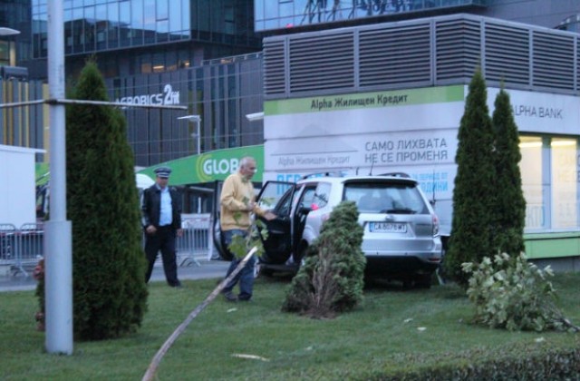 Джип помете пешеходци пред мола на „Цариградско шосе”