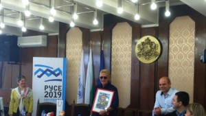 Шарж на Огнян Балканджиев искрено разсмя Джон Лоутън звук