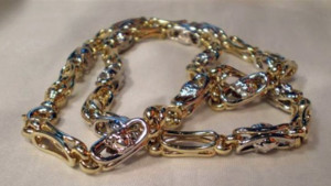 Сребърни накити и кола са откраднати в Габрово