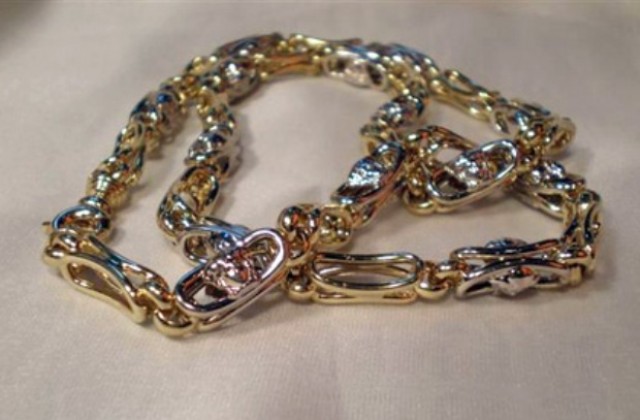 Сребърни накити и кола са откраднати в Габрово