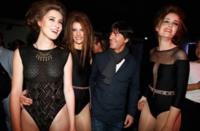 СНИМКИ: Йоги Льов се забавлява в компанията на оскъдно облечени красавици в салон за красота