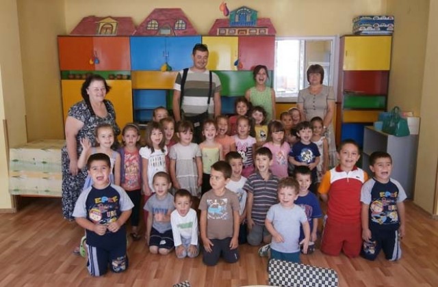 Младоженци станаха дарители на детска градина