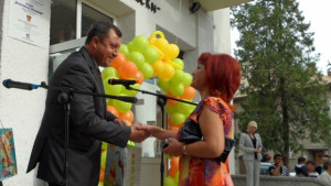 Таблети на 12 учители подари кметът на Павликени по случай