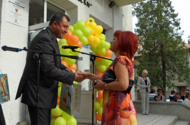 Таблети на 12 учители подари кметът на Павликени по случай първия учебен ден