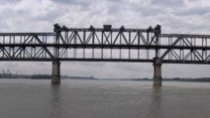 Румъния намали наполовина таксата за преминаване на коли през Дунав