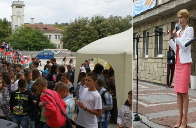 110 деца бързат в „Крачка по крачка“