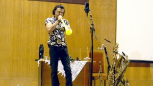 Израелски музикант свири Болеро на вувузела