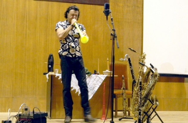 Израелски музикант свири Болеро на вувузела