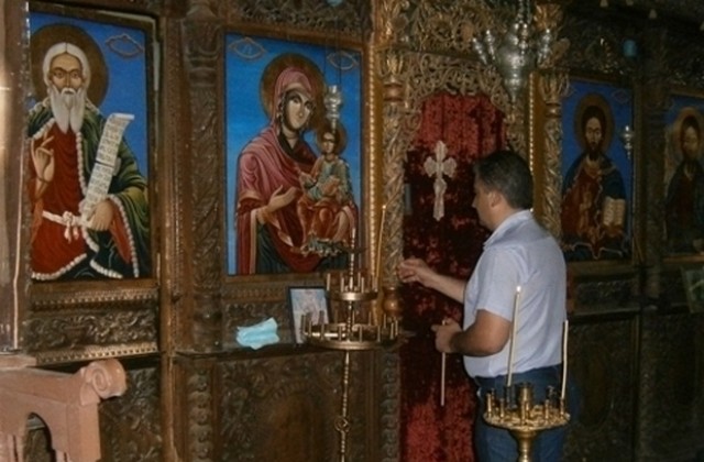 Кметът на Елена дари свещник на Плаковския манастир