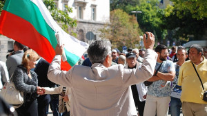 Контрапротестиращи се нахвърлиха на президента нарекоха го женчо