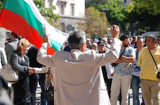 Контрапротестиращи се нахвърлиха на президента, нарекоха го „женчо”