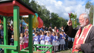 Осветиха обновена детска площадка в Мездра