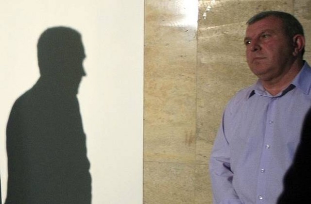 Министър Греков иска удължаване на мораториума за купуване на родна земя от чужденци