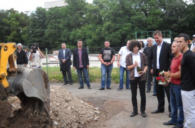 Откриват новата спортна площадка зад пощата