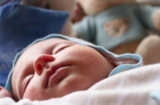Педиатри от болница „Пловдив“ спестиха операция на бебе с гигантска киста в корема