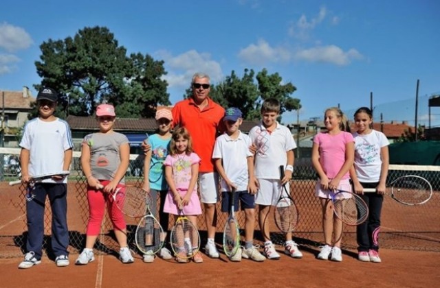 Тенис на корт- антистрес спорт за деца и възрастни
