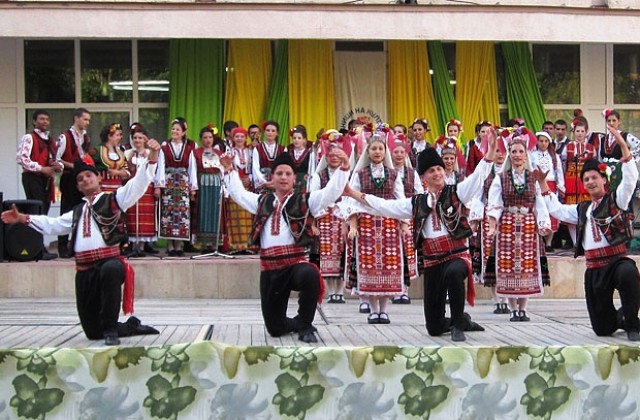 В Добрич се провежда национален преглед на клубовете за народни танци