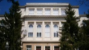 Посланикът на Япония открива реновираната спортна зала в Медицинския