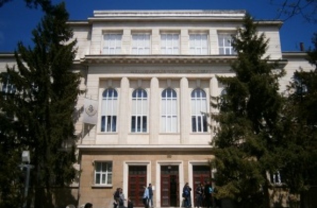 Посланикът на Япония открива реновираната спортна зала в Медицинския