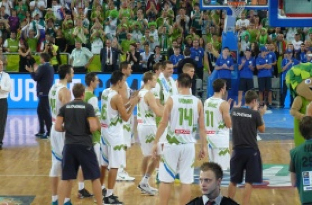 СНИМКИ: Словения остана без медал, но се раздели по шампионски с Европейското