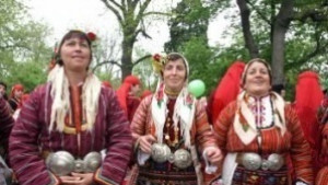 Жителите на Жеравна с народни носии в Деня на Независимостта