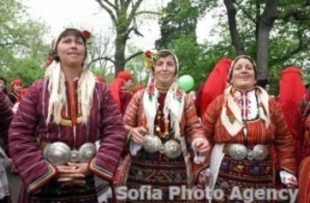 Жителите на Жеравна с народни носии в Деня на Независимостта