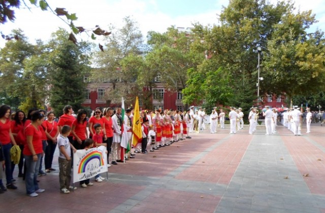 Над 200 танцьори извиха хоро в чест на Независимостта на България