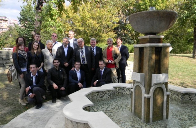 Ротарианци възстановиха фонтан край Художествената галерия Борис Денев