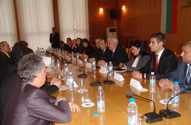 Премиер, кметове и депутати обсъждаха проблемите на местната власт