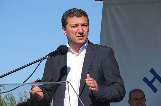 Стойнев: Няма да има чадър над никого