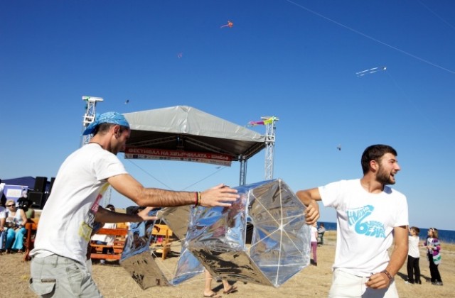 Фестивалът на хвърчилата става все по-популярен и се разраства