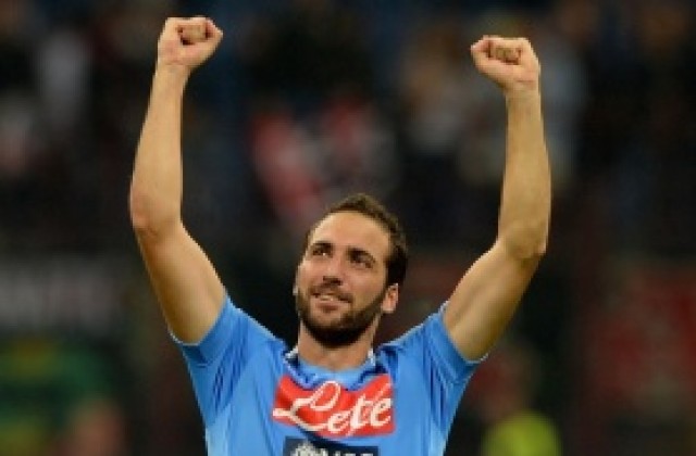 Марадона надъхал Игуаин с SMS преди мача с Милан