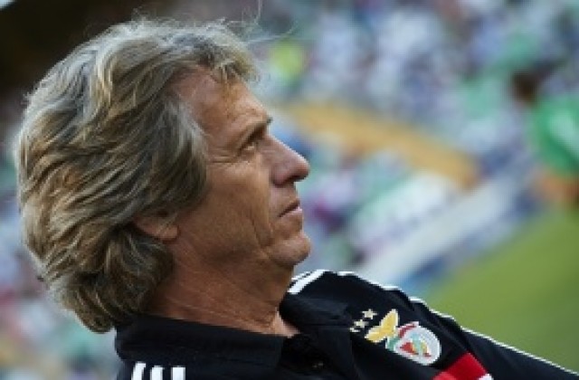 ВИДЕО: Треньорът на Бенфика брани свои от полицаи