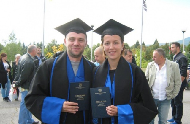 Таня и Краси хвърлиха шапките с диплома от НСА