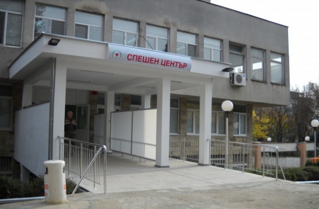 Кола помете жена на пешеходна пътека