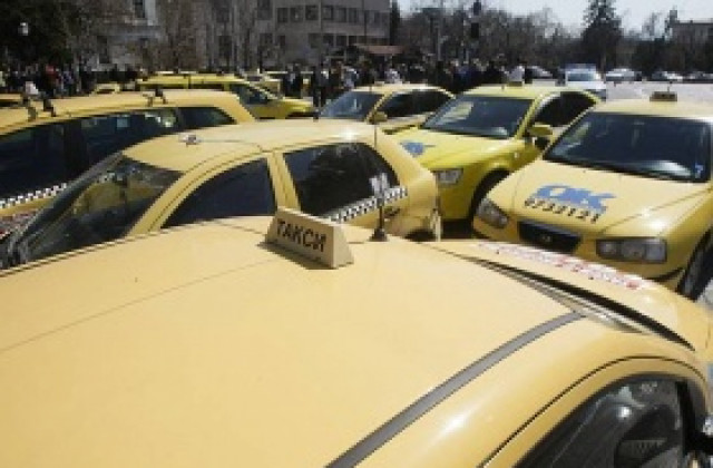 Обмислят патентен данък за такситата