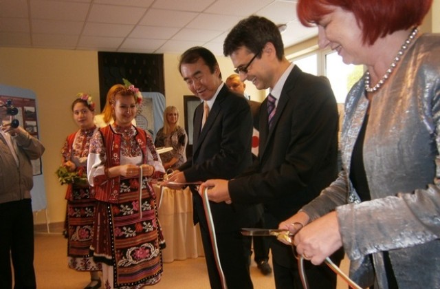 Японският посланик и зам. министър Янева откриха спортната зала в МУ-Плевен