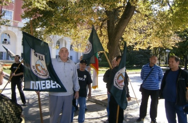 Aтака в Плевен срещу бежанците: Ще се борим!Нашето не си го даваме!