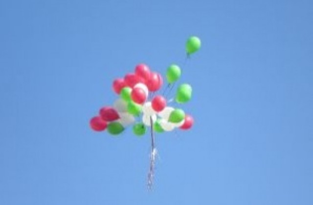 Балони политат в небето край Английската гимназия