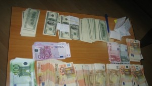 Митничари хванаха иранец опитал да пренесе незаконно над 40 бона