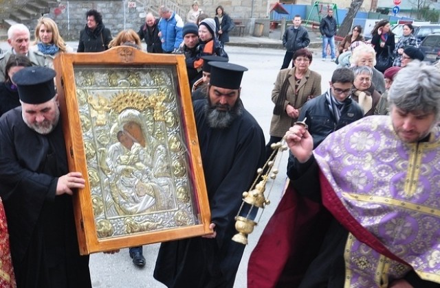 Посрещаме чудотворната икона Достойно есть