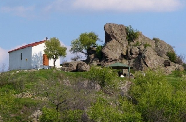 Село Сталево и Хасара отново пред заплаха от кариера за добив на камъни .