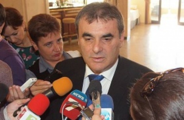 Министър Папазов: Летище София може да остане държавно