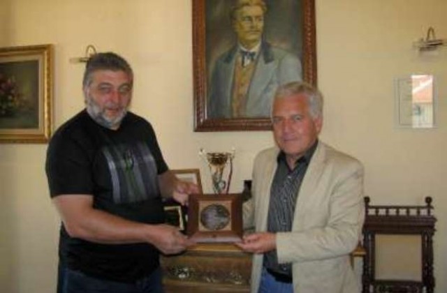 Трифон Иванов помага за организирането на спортни турнири в Трявна