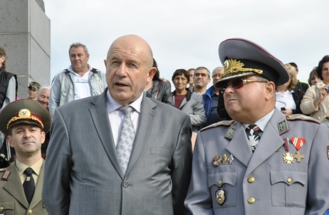 Няма да има съкращения в армията, обеща зам.- министър на отбраната