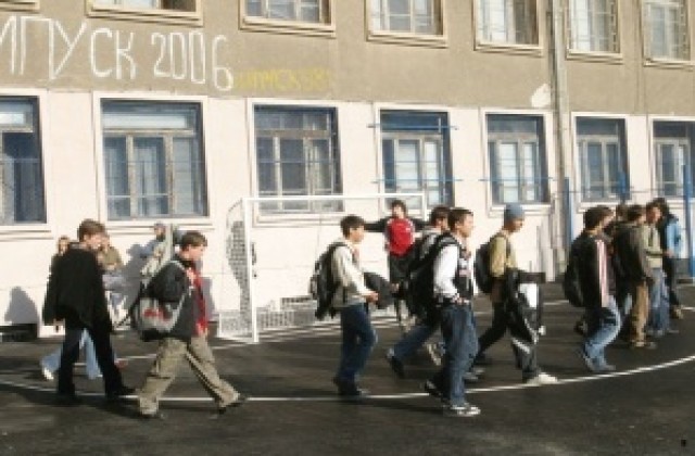 Общината премахва павилионите за алкохол и цигари около училищата