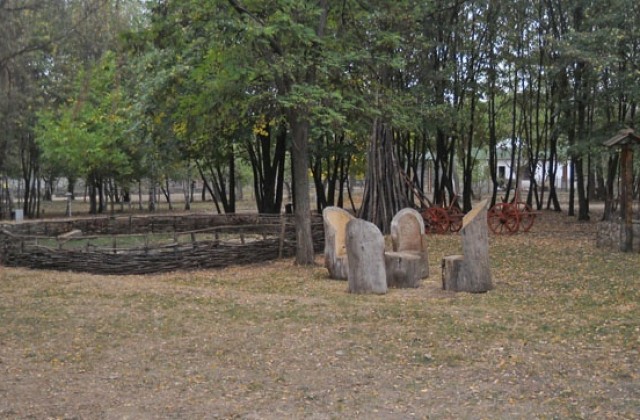 Канят децата на празник за 10-ия рожден ден на зоопарка