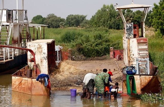 Кораб се преобърна в река Нигер, десетки загинали и на 100 изчезнали